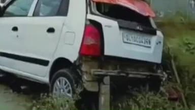 धौलाना: NTPC रोड पर राज शगुन फार्म हाउस के पास एक सेंट्रो कार अनियंत्रित होकर विद्युत पोल से टकराई