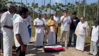 கூடலூர்: தோட்டமூலா பகுதியில் வசித்து வரும் இளைஞர்களுக்கு விளையாட்டு உபகரணங்கள் வழங்கிய MLA