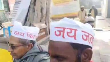 महोबा: सदर तहसील में प्रधानमंत्री फसल बीमा योजना में फर्जीवाड़े के खिलाफ जय जवान जय किसान संगठन का धरना जारी