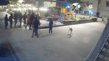 વડોદરા: ધરમ કરતા ધાડ પડી,ઝઘડો શાંત પાડવા ગયેલા ફ્લેટના કમિટી મેમ્બર પર હુમલો,જૂવો લાઈવ દ્રશ્યો