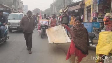 बिसौली: बिसौली नगर से होते हुए दंडवत यात्रा करते युवक ने मुरादाबाद से मनोना धाम दर्शन की पेश की आस्था की अनोखी मिसाल