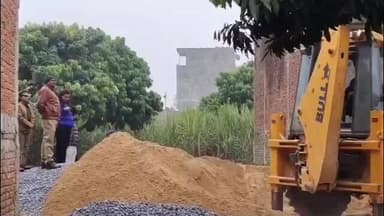 तमकुही राज: दुदही में कानून का बुलडोजर चला, सरकारी जमीन पर कब्जा करने वालों को मिला सख्त संदेश, अतिक्रमण ध्वस्त