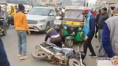 हापुड़: तहसील चौराहे के पास रोडरेज में दो व्यक्तियों के बीच जमकर मारपीट, वीडियो हुआ वायरल