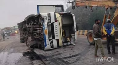 रॉबर्ट्सगंज: हिंदुआरी में अनियंत्रित बस पलटी, बस छत्तीसगढ़ से वाराणसी जा रही थी