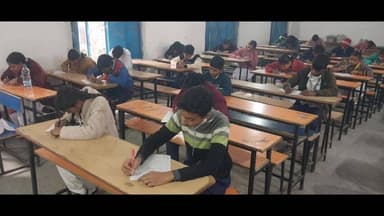 बड़हिया: बड़हिया में 19वीं प्री बोर्ड परीक्षा संपन्न, 368 छात्र-छात्राओं ने भाग लिया