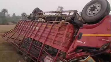 कुरडेग: सिमडेगा-कुरडेग मार्ग पर हेठमा मोड़ के पास मालवाहक ट्रक पलटा, चालक घायल