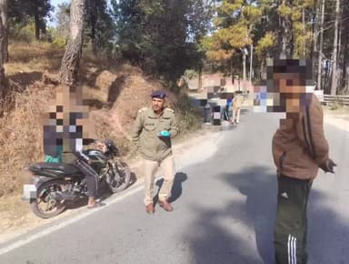 मुनस्यारी: यातायात नियमों का उल्लंघन करने पर पुलिस ने जनपद में कुल 54 व्यक्तियों पर की चालान की कार्रवाई