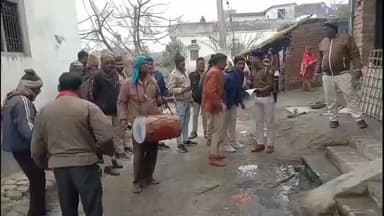 उचकागांव: उचकागाँव: ताईद हत्याकांड के फरार आरोपित के घर पुलिस ने चिपकाया इश्तेहार