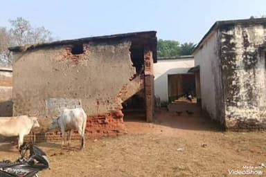 मारगोमुंडा: बाघशीला प्राथमिक विद्यालय का जर्जर भवन, बच्चों की जान को खतरा