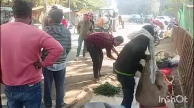 होशंगाबाद नगर: नगर पालिका के अतिक्रमण दस्ते की कार्रवाई, शहर में अव्यवस्थित सब्जी और फल विक्रेताओं को पहुंचाया निर्धारित स्थान पर