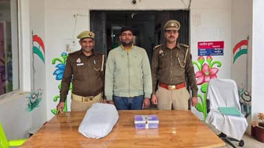 कौंच: कैलिया पुलिस ने खैरी मोड़ से फर्जी बैंक अधिकारी बनकर लोन दिलाने के नाम पर धोखाधड़ी करने वाले जालसाज को किया गिरफ्तार