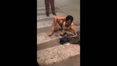 ग्वालियर गिर्द: गोला का मंदिर चौराहे पर दिव्यांग युवक का नशे में हंगामा, कड़ाके की ठंड में उतारे कपड़े