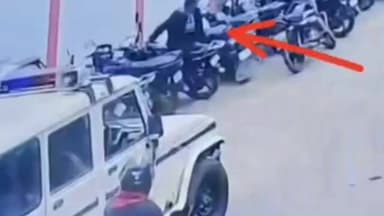 बेगूसराय: एसपी कार्यालय के पास से चोर ने मोटरसाइकिल चुराई, सीसीटीवी में कैद हुई घटना