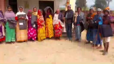 चुरचु: बहेरा पंचायत में मुखिया देवकी महतो ने ठंड से राहत के लिए कंबल बांटे