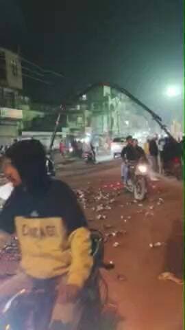 डबरा में ओवरब्रिज पर लोहे के लगे खंभे पर इस नम्बर की गाड़ी ने वाहन टकराया और दुर्दशा देखिए ।।।