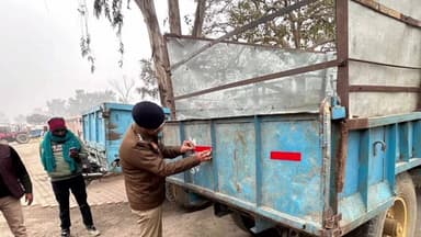 खैर: क्षेत्राधिकारी खैर ने कोहरे के दृष्टिगत सड़क दुर्घटनाओं की रोकथाम हेतु वाहनों पर लगाए रेट्रो-रिफ्लेक्टिव टेप