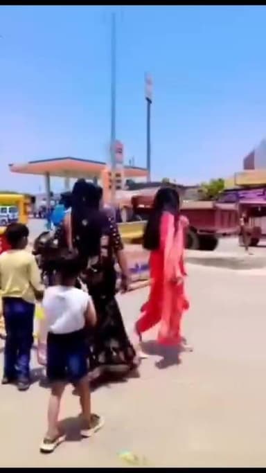 शाहाबाद कोतवाली गेट पर युवती ने बनाई रील, साथ में चलती गाड़ी पर बैठने और रायफल के साथ का फुटेज लगाकर भौकाली वीडियो सोशल म...