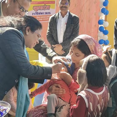 पल्स पोलियो अभियान दो बूंद जिंदगी की... कलेक्टर श्रीमती लीना कमलेश मंडावी और सीएमएचओ डॉक्टर रामेश्वर शर्मा ने बच्चों को ...