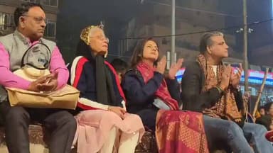 #वाराणसी
दशाश्वमेध घाट पर मां गंगा की आरती में पहुंचीं अभिनेत्री भाग्यश्री
गंगा सेवा निधि द्वारा आयोजित आरती में हुईं ...