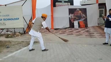 स्वच्छता कार्मिकों को शॉल ओड़ा कर किया बहुमान।
कोटा में भारत विकास परिषद का क्षेत्रीय कार्यकर्ता