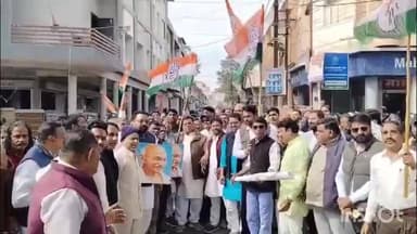 उज्जैन शहर: मनरेगा का नाम बदलने पर शहर कांग्रेस कार्यकर्ताओं ने महात्मा गांधी की प्रतिमा के समक्ष रैली निकालकर धरना दिया