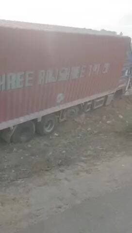 डूंगरपुर: उदयपुर के ऋषभदेव थाना क्षेत्र में राष्ट्रीय हाईवे-48 पर रविवार को कुछ बदमाशों ने चलते वाहनों पर पथराव कर हड़कंप मचाया