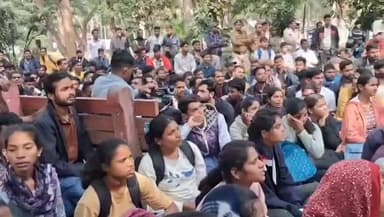 रायपुर: गृह मंत्री विजय शर्मा ने पुलिस आरक्षक भर्ती के अभ्यर्थियों से वन-टू-वन चर्चा की, कार्रवाई का दिया आश्वासन