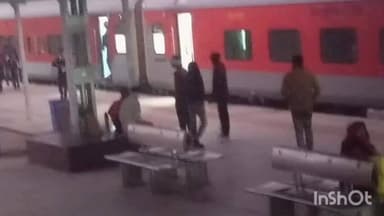 कुलपहाड़: घने कोहरे के कारण कुलपहाड़ रेलवे स्टेशन पर ट्रेनों की रफ्तार थमी, कई घंटे की देरी से चल रहीं ट्रेनें