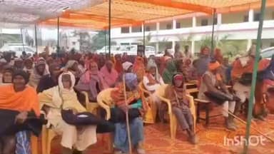 रॉबर्ट्सगंज: भरहरी गांव में राजाराम महाविद्यालय में डीएम सोनभद्र ने कंबल वितरण कार्यक्रम का दीप जलाकर शुभारंभ किया