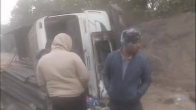कोडरमा: कोडरमा घाटी के नौवां माइल में ब्रेक फेल होने से लोहा लदा ट्रक पलटा, चालक घायल, पुलिस ने परिचालन सामान्य किया