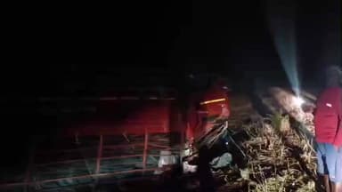 सिमडेगा: हेठमा मोड़ के पास मालवाहक ट्रक पलटा, चालक घायल