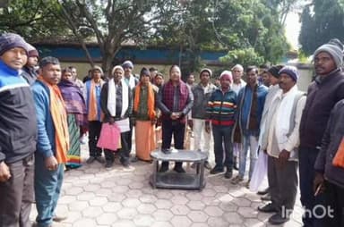 बलरामपुर: सनावल में मंत्री राम विचार नेताम ने गृह निवास पर ग्रामीणों की समस्याएं सुनीं, बड़ी संख्या में ग्रामीण रहे मौजूद