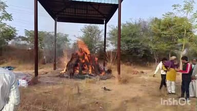 चरखी दादरी: गांव बेरला में एक ही चिता पर पति-पत्नी का अंतिम संस्कार, फांसी लगाकर दी थी जान