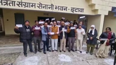 इटावा: स्वतंत्रता सेनानी भवन पक्का तालाब पर सम्मेलन के लिए सेनानी आश्रितों को निमंत्रण पत्र देकर आमंत्रित किया गया