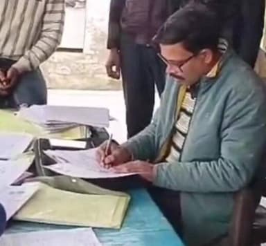 ताखा: ताखा में मतदाता सूची पुनरीक्षण अभियान जारी, नए वोटरों के नाम जोड़ने का कार्य हुआ तेज