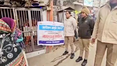 शिकोहाबाद: बेटियों के स्वाभिमान और परिवार के सम्मान के लिए 'जागृति' का शंखनाद, पुलिस ने अरांव चौराहे पर युवाओं को दी सीख