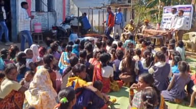 किरनापुर: ग्राम कसंगी और कुंआगोंदी में प्रबुद्ध तथागत फांउडेशन की टीम ने ग्रामीणों को गर्म कपड़े बांटे