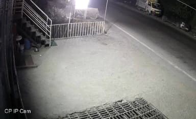 शिमला ग्रामीण: शोघी के समीप सड़क किनारे खड़ी बाइक को पिकअप ने मारी टक्कर, बाल-बाल बचे राहगीर, वीडियो हो रहा वायरल