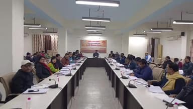 मऊ: कलेक्ट्रेट सभागार में जिलाधिकारी की अध्यक्षता में जिला स्वास्थ्य समिति शासी निकाय की समीक्षा बैठक संपन्न हुई