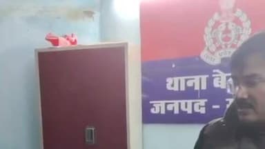 खजनी: पुलिस अधीक्षक दक्षिणी ने बेलघाट में ग्राम चौकीदारों को सम्मानित किया, 50 कंबल बांटे और दिए निर्देश