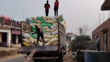 गोला: गोला में धान अधिप्राप्ति केंद्र खुलने पर भी बिचौलिए सक्रिय, किसानों को हो रहा नुकसान