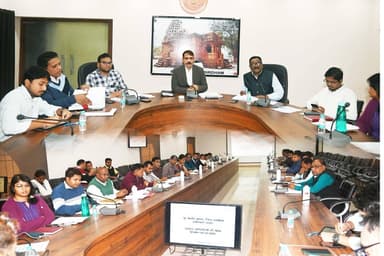 कलेक्टर श्री गोपाल वर्मा ने राजस्व अधिकारियों की बैठक लेकर तहसीलवार लंबित प्रकरणों की समीक्षा की और समय-सीमा में निराकरण...