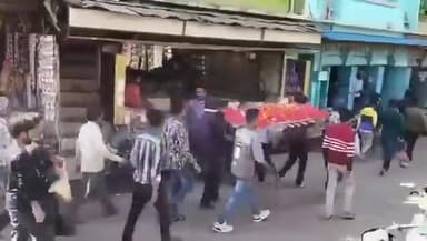 प्रेमी के साथ गई बेटी की परिवार वालों ने जीते जी निकली शव यात्रा ढोल बाजे के साथ किया अंतिम संस्कार।
पूरी खबर कमेंट बॉक्...