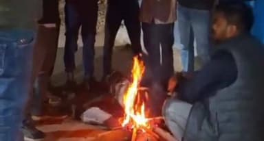 चंदिया: चंदिया तहसील क्षेत्र में कड़ाके की ठंड से जनजीवन बेहाल, अलाव बना सहारा