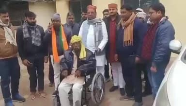 #सुल्तानपुर
व्हील चेयर का चमत्कार देखिए…
एक ‘#दिव्यांग व्यक्ति’ व्हील चेयर पर बैठकर फोटो खिंचाते हैं, इसके बाद ही वो अ...