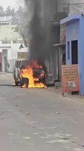 पीलीभीत: नौगवा चौराहे पर गैस रिफिलिंग के दौरान ईको में आग लगने के मामले में तीन लोगों के खिलाफ मुकदमा दर्ज