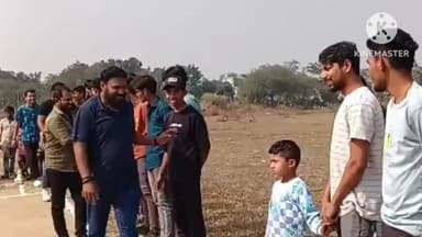 चांपा: हथनेवरा गांव में टेनिस बाल क्रिकेट प्रतियोगिता का शुभारंभ सरपंच दुष्यंत सिंह चंदेल और समाजसेवी घनश्याम सिंह ने किया