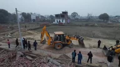 पिंड्रा: वाराणसी विकास प्राधिकरण ने भूमाफियाओं के खिलाफ खोला मोर्चा, हरहुआ में बुलडोजर से अवैध प्लाटिंग का किया ध्वस्तीकरण