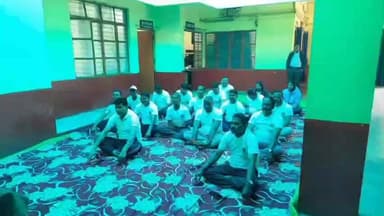 कसरावद: थाने में पुलिसकर्मियों ने लगाया ध्यान, तनावमुक्ति शिविर में 'हर दिल ध्यान, हर दिन ध्यान' का दिया संदेश