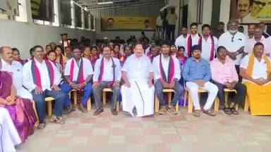 வாலாஜா: ராணிப்பேட்டை அடுத்த பாரதி நகர் பகுதியில் அமைந்துள்ள திமுக மாவட்ட அலுவலகத்தில் 200-க்கும் மேற்பட்டோர் அமைச்சர் முன்னிலையில் திமுகவில் இணைந்தனர்